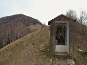 33 Al Colle di Sant'Anna cappelletta della Madonna del cacciatore (1106 m) con vista in cima Canto Alto  